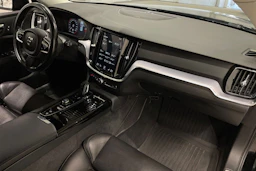 musta Volvo V60 2020 kuva 26.