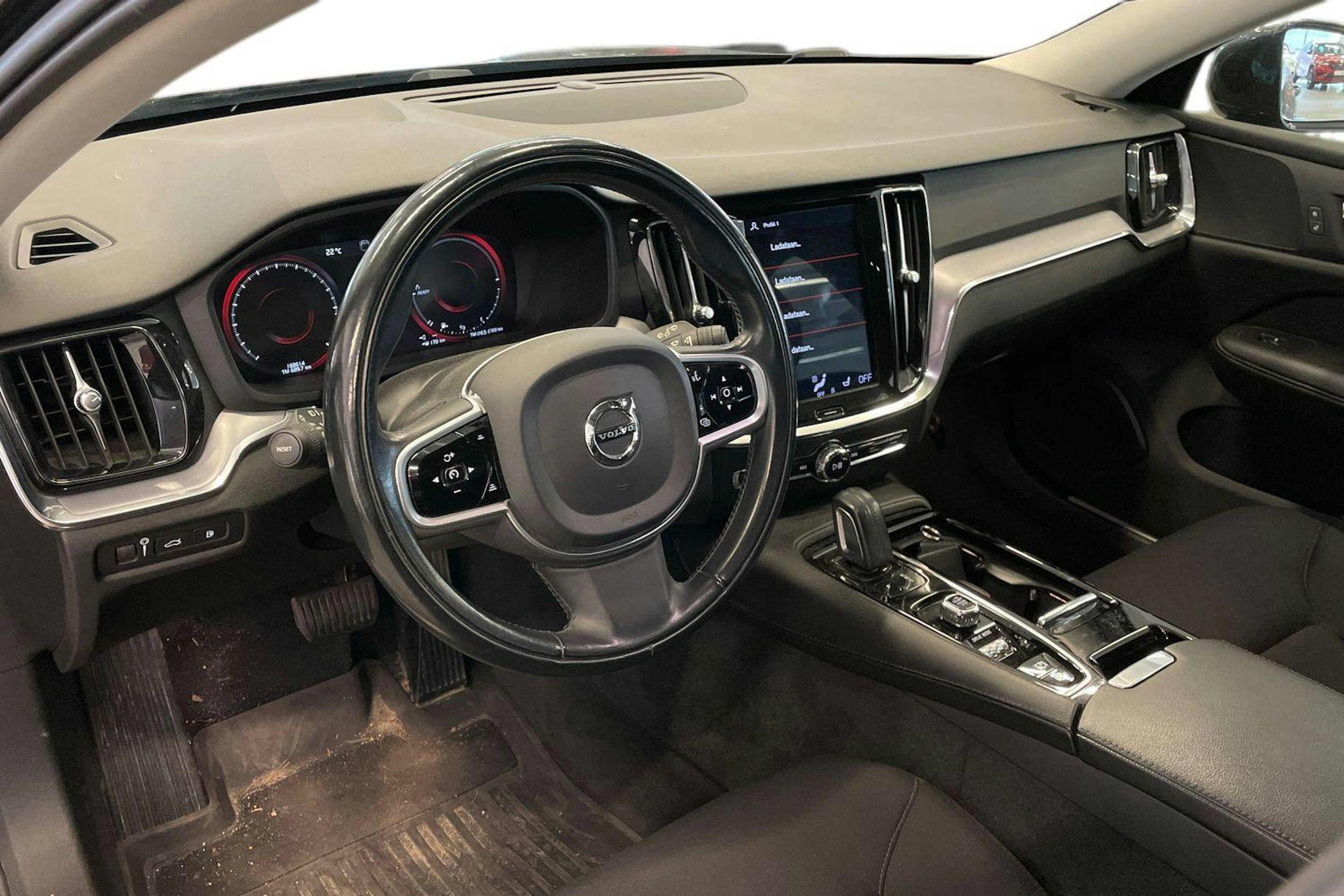 musta Volvo V60 2020 kuva 3.