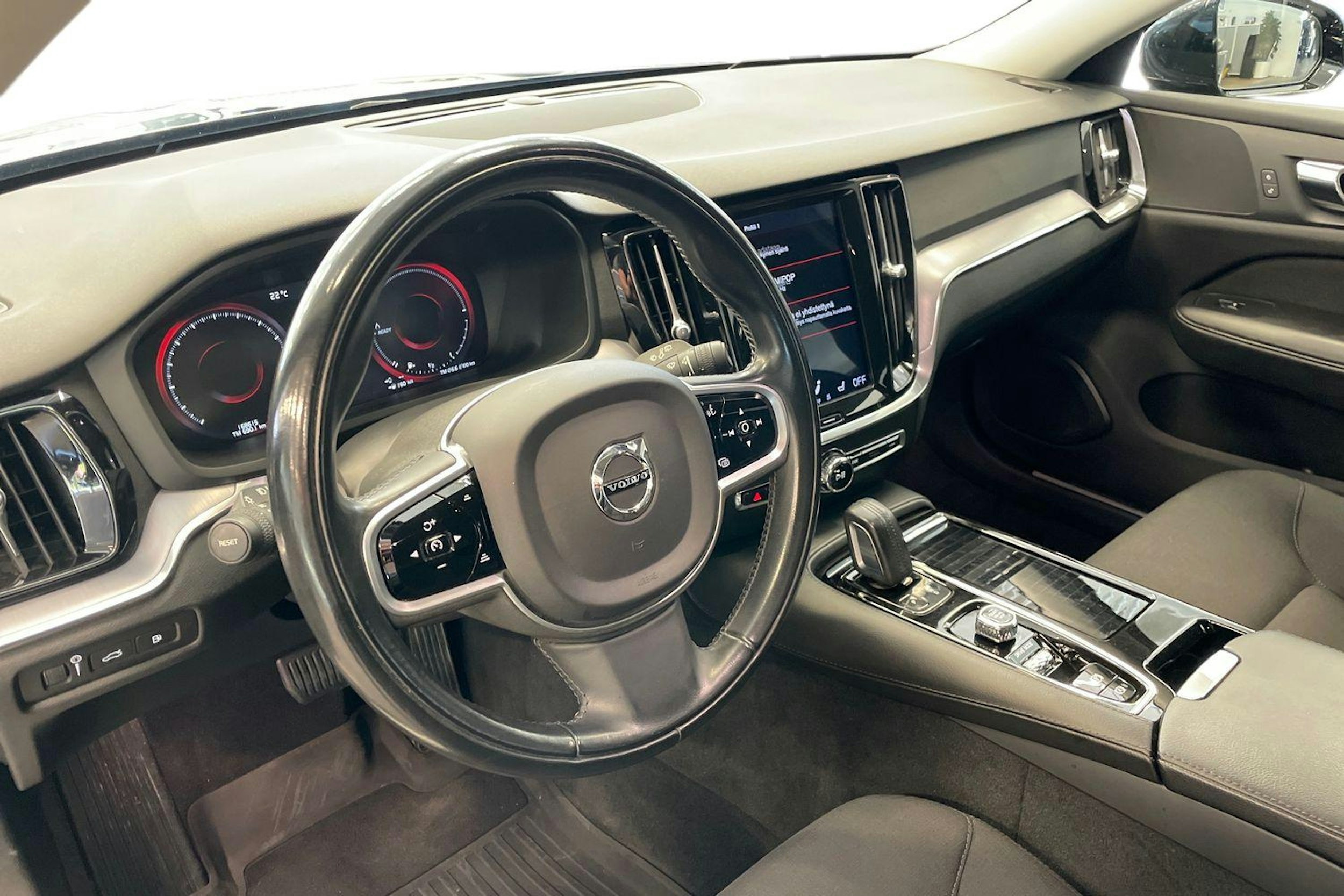 musta Volvo V60 2020 kuva 7.