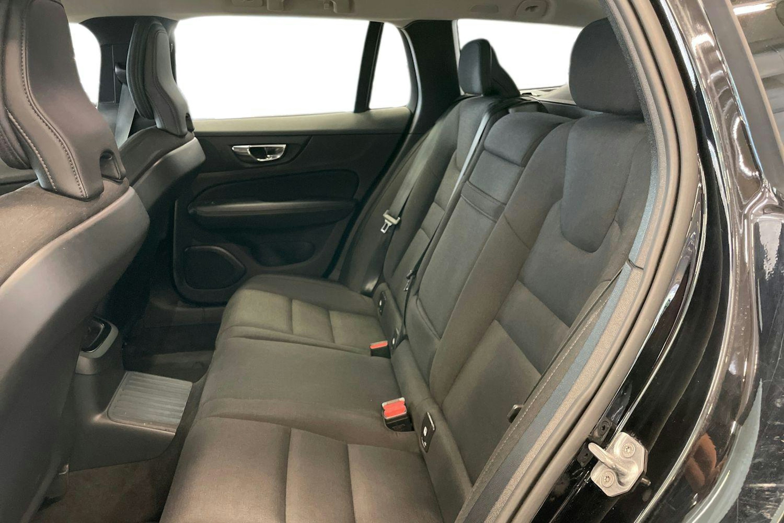 musta Volvo V60 2020 kuva 10.