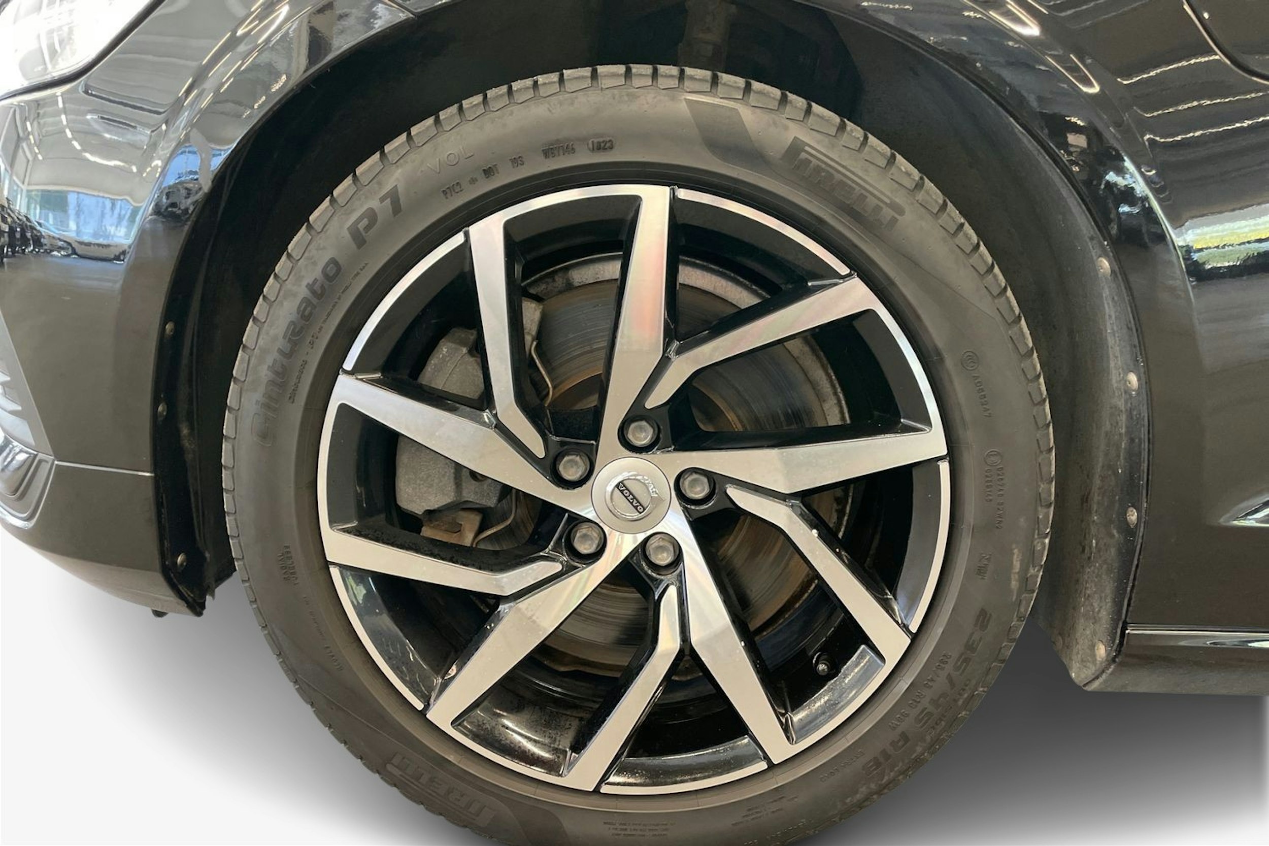 musta Volvo V60 2020 kuva 11.