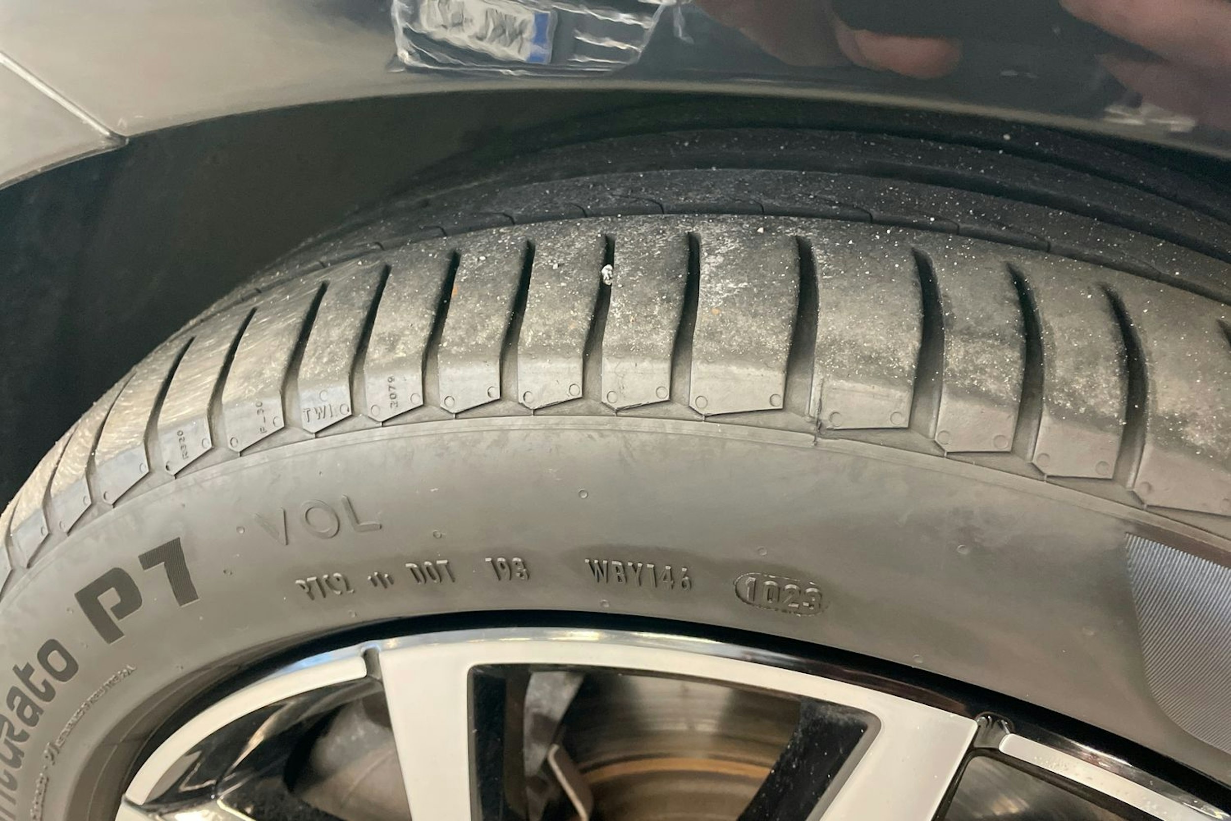 musta Volvo V60 2020 kuva 13.