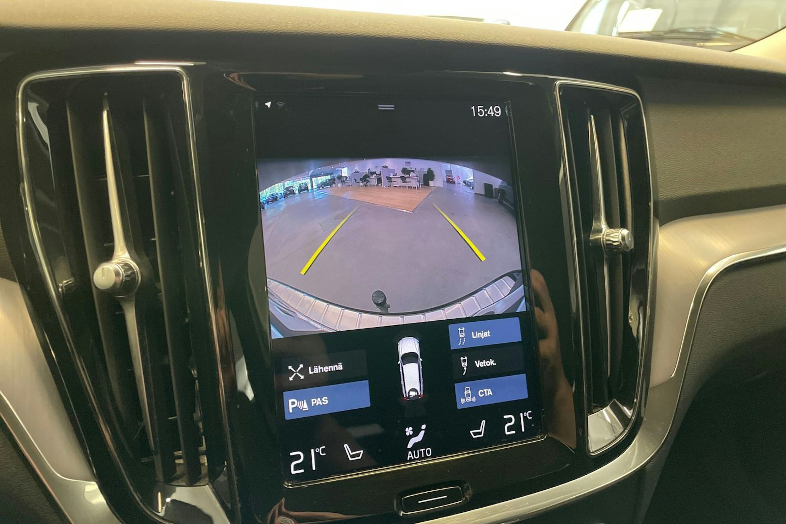 musta Volvo V60 2020 kuva 16.