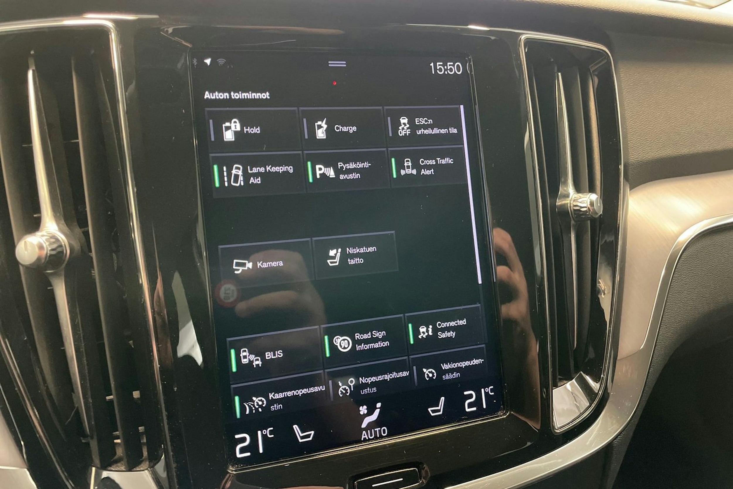 musta Volvo V60 2020 kuva 17.
