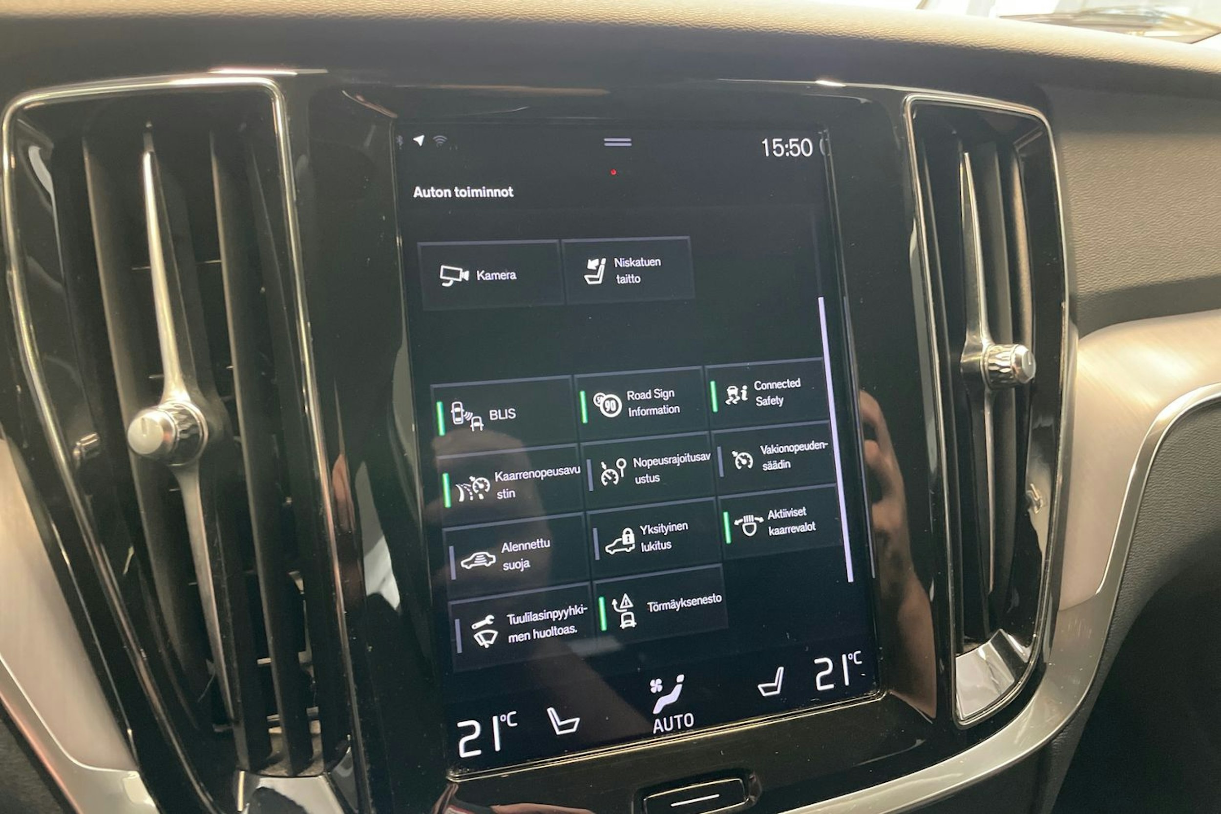 musta Volvo V60 2020 kuva 18.