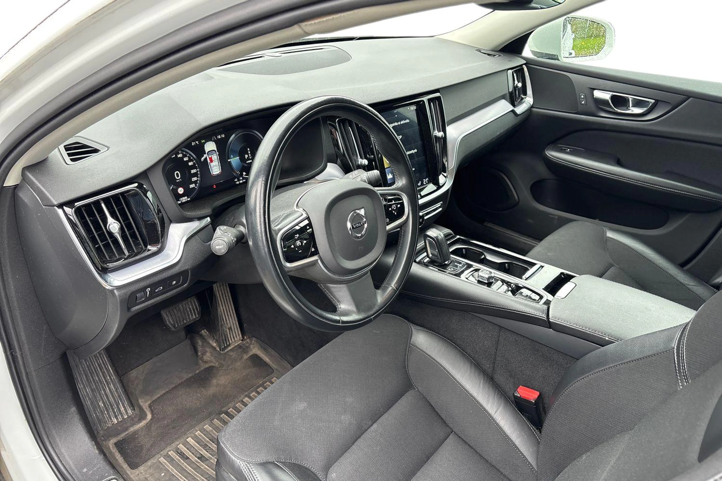 valkoinen Volvo V60 2020 kuva 3.