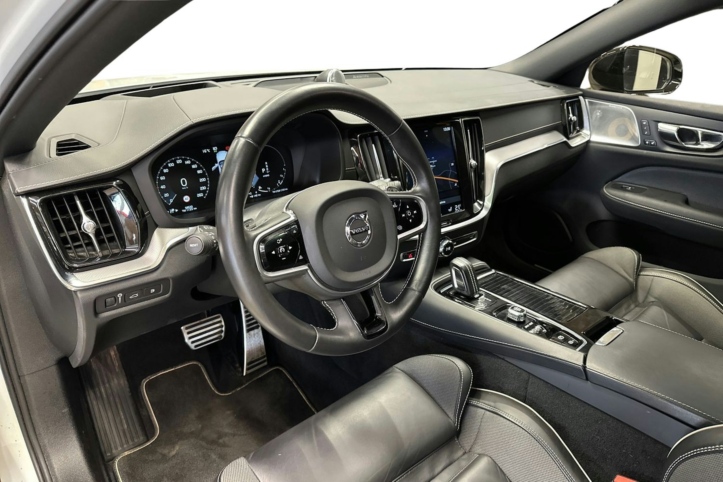 valkoinen Volvo V60 2020 kuva 7.