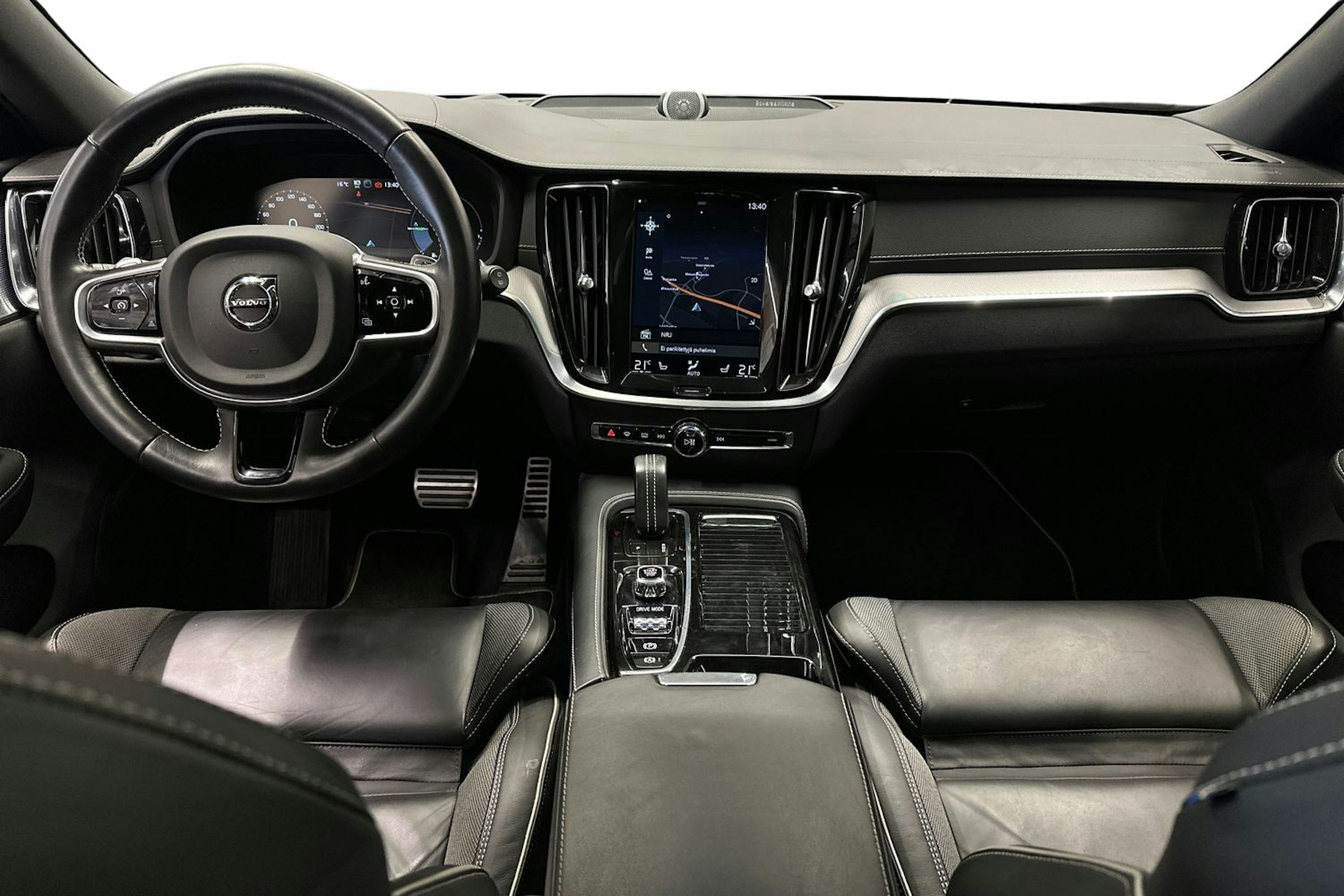 valkoinen Volvo V60 2020 kuva 9.
