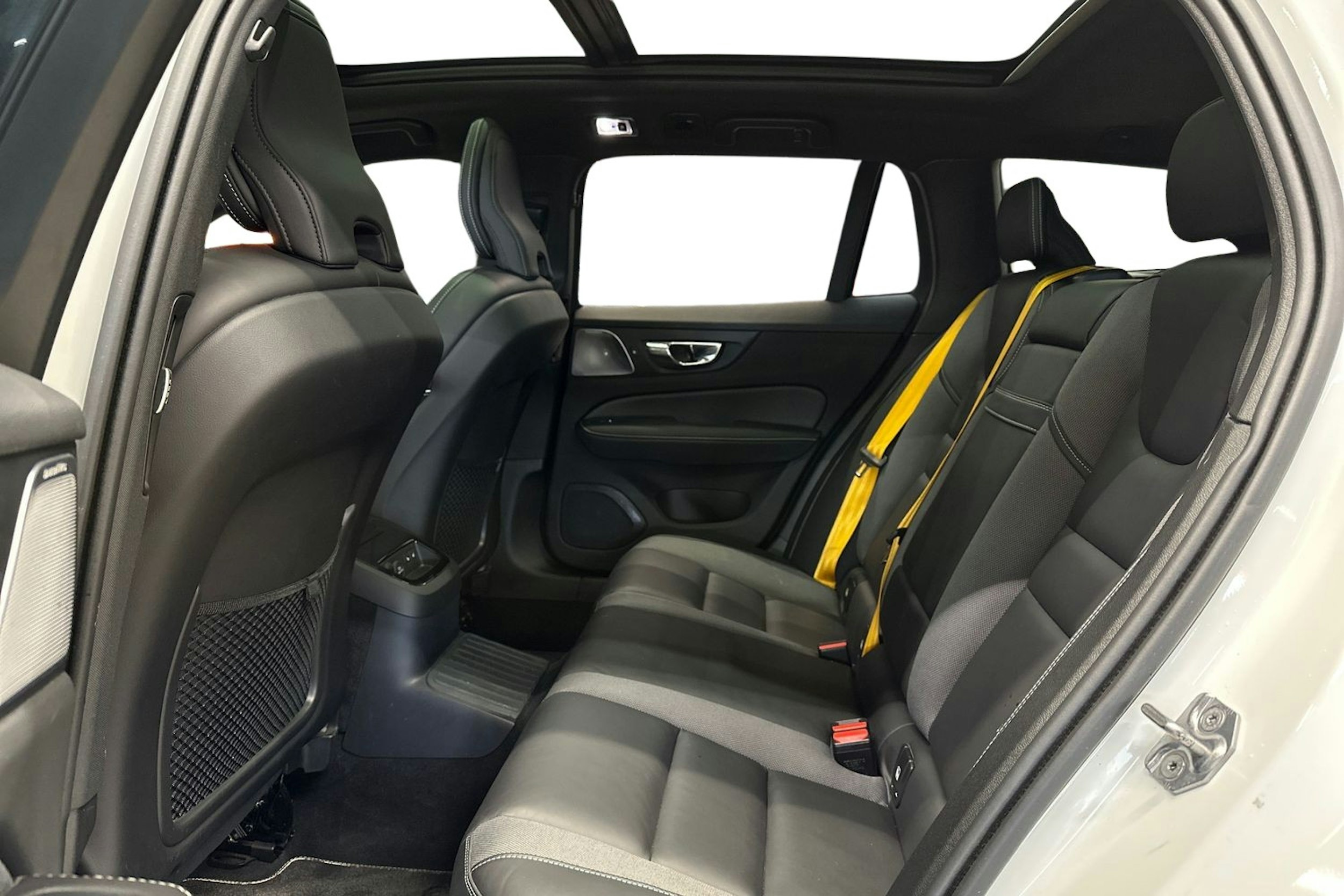 valkoinen Volvo V60 2020 kuva 10.