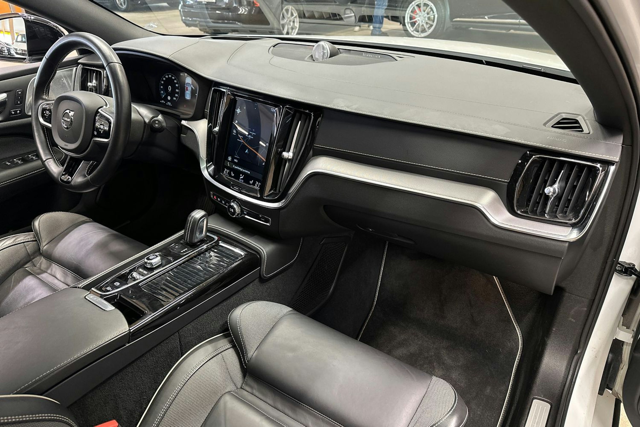 valkoinen Volvo V60 2020 kuva 12.