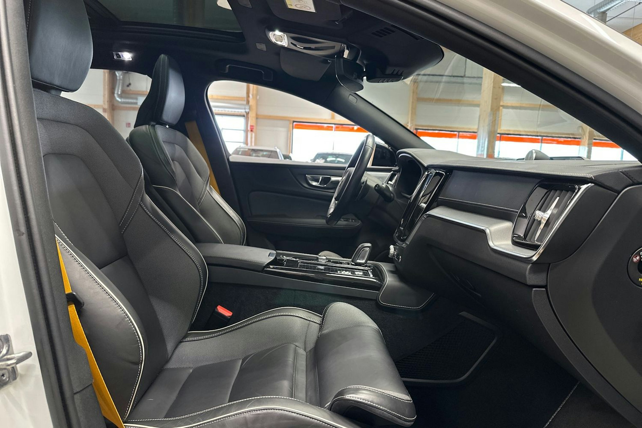 valkoinen Volvo V60 2020 kuva 13.