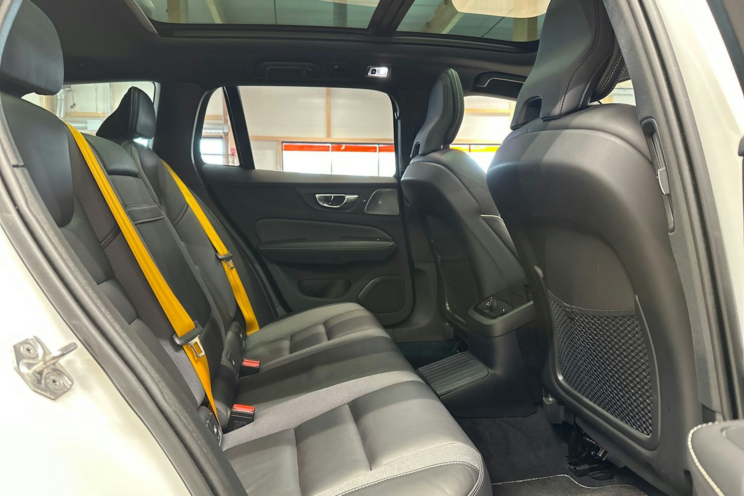valkoinen Volvo V60 2020 kuva 15.