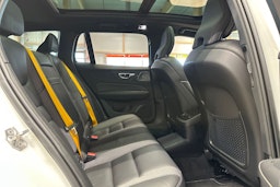 valkoinen Volvo V60 2020 kuva 15.