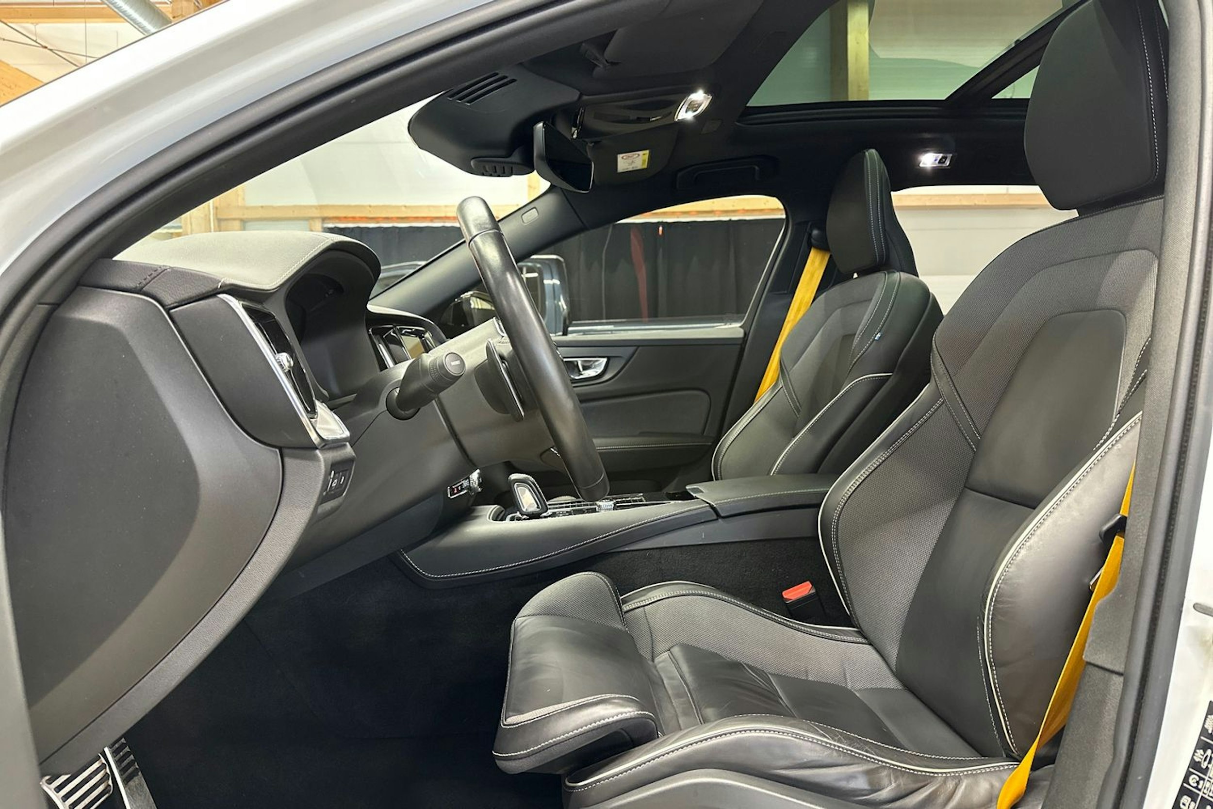 valkoinen Volvo V60 2020 kuva 16.