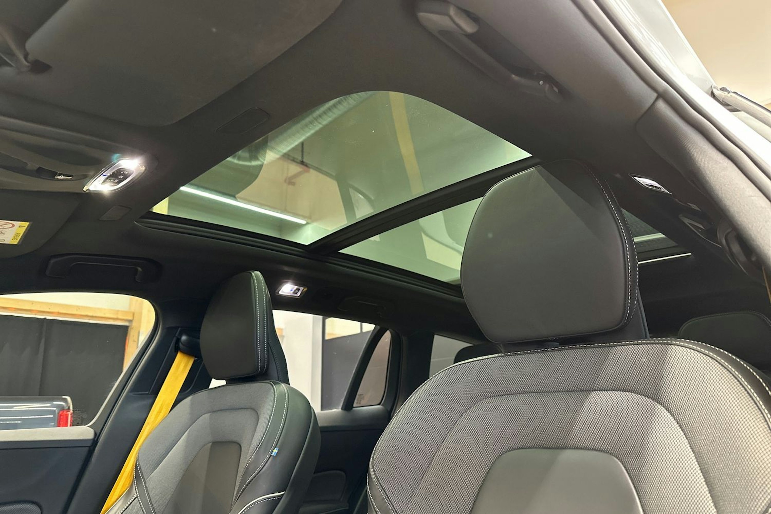 valkoinen Volvo V60 2020 kuva 19.