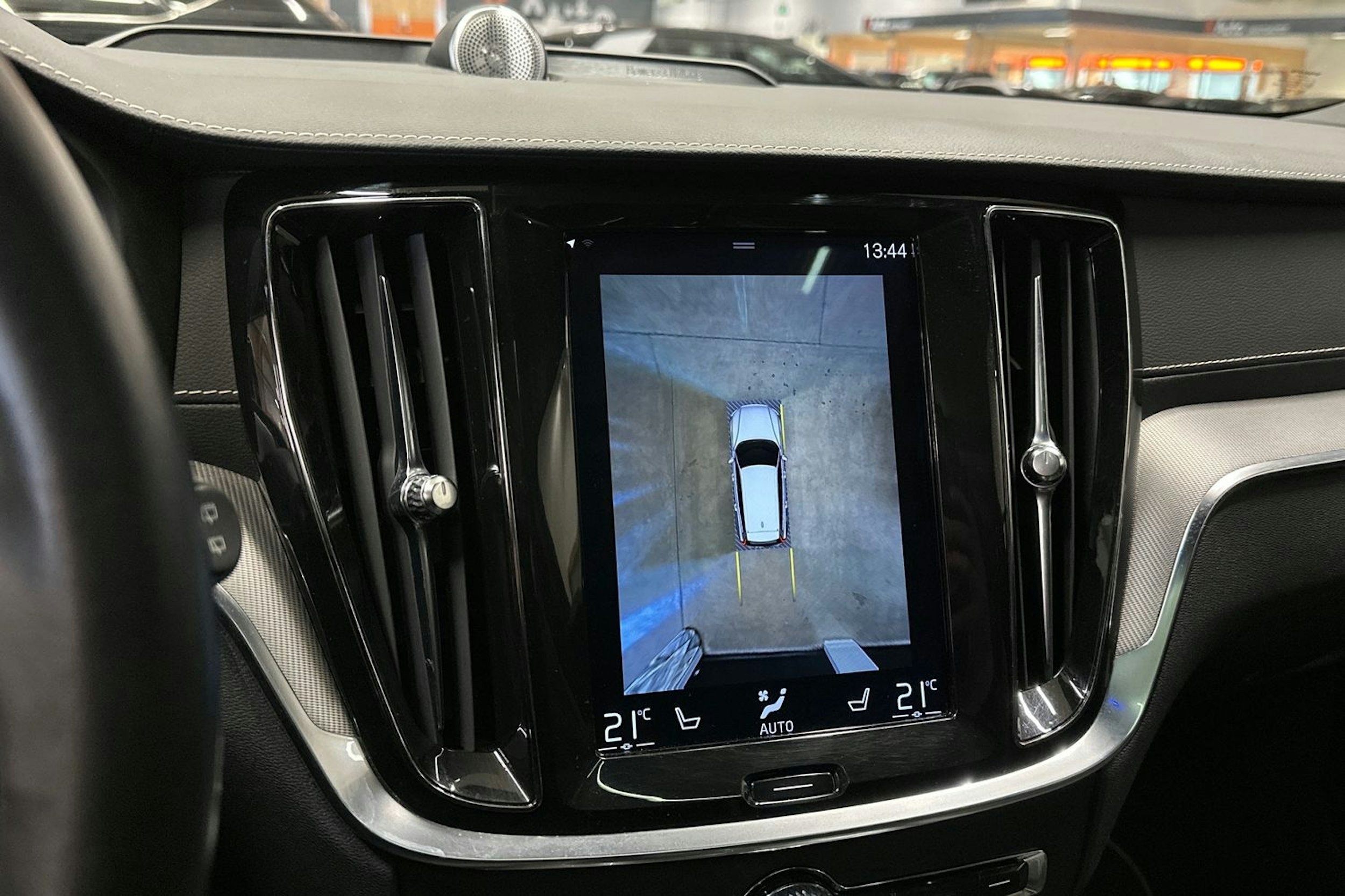 valkoinen Volvo V60 2020 kuva 21.