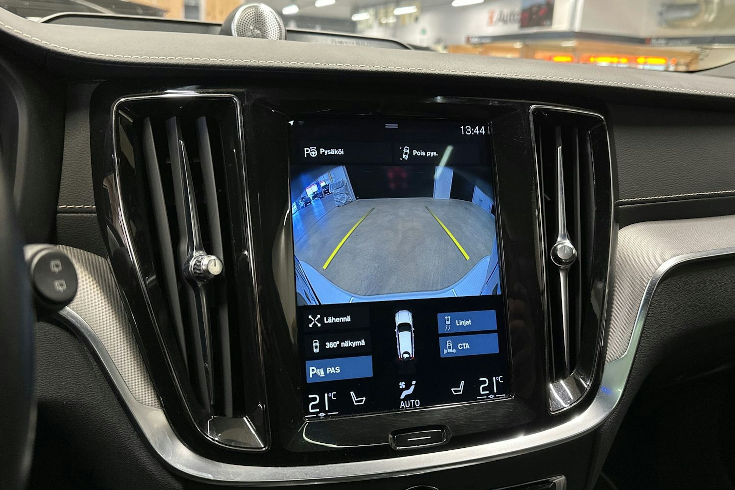 valkoinen Volvo V60 2020 kuva 22.