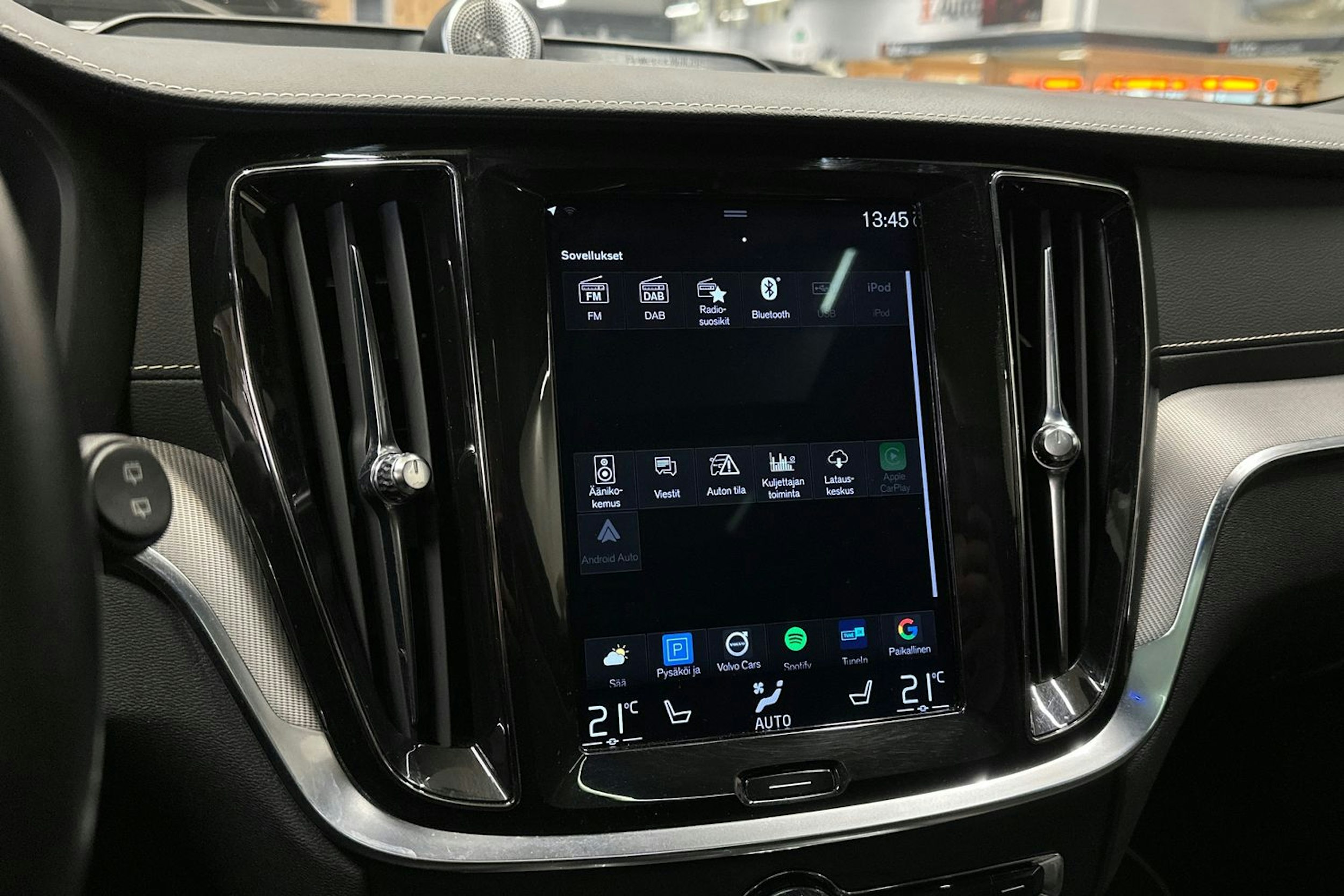 valkoinen Volvo V60 2020 kuva 23.