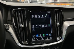 valkoinen Volvo V60 2020 kuva 23.