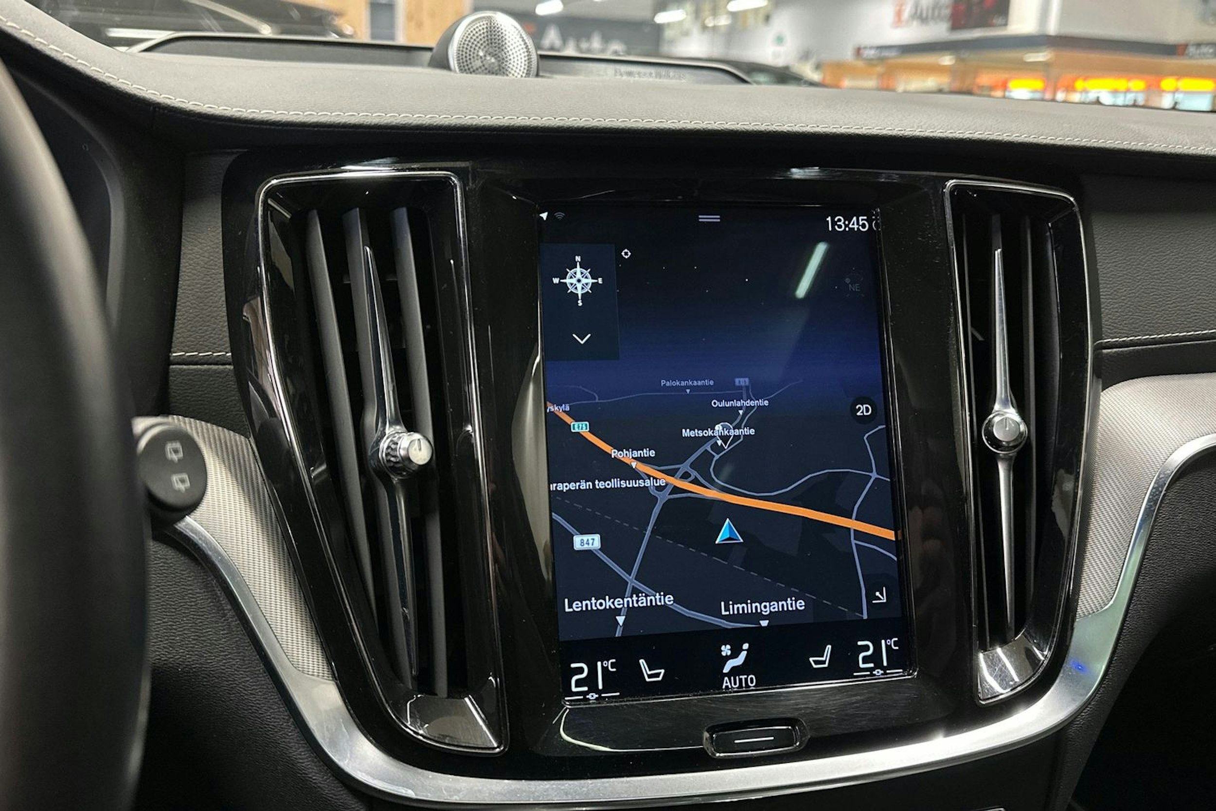 valkoinen Volvo V60 2020 kuva 24.