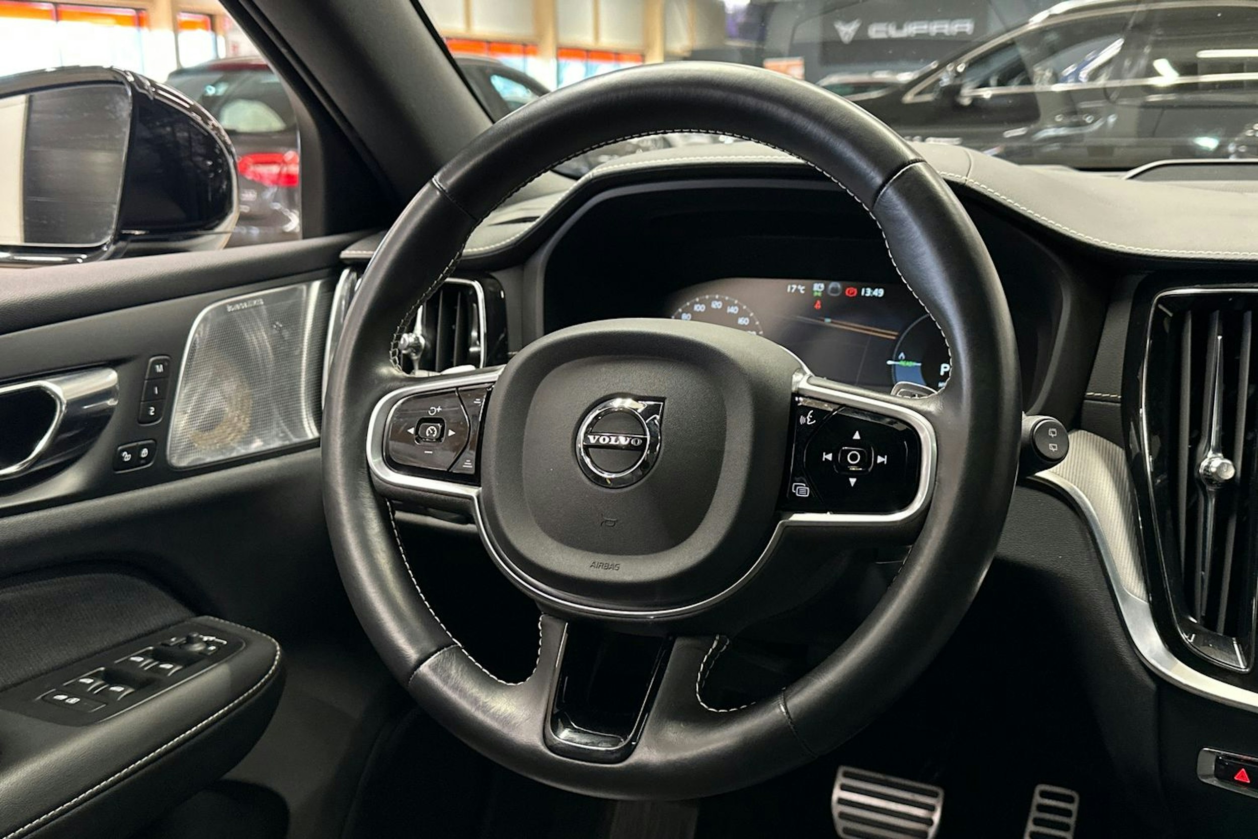 valkoinen Volvo V60 2020 kuva 28.