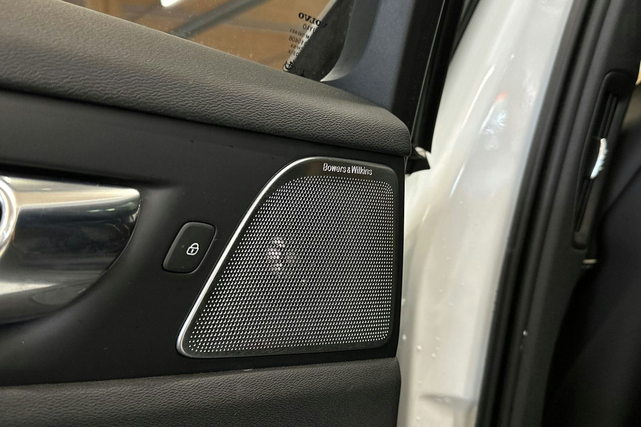 valkoinen Volvo V60 2020 kuva 34.