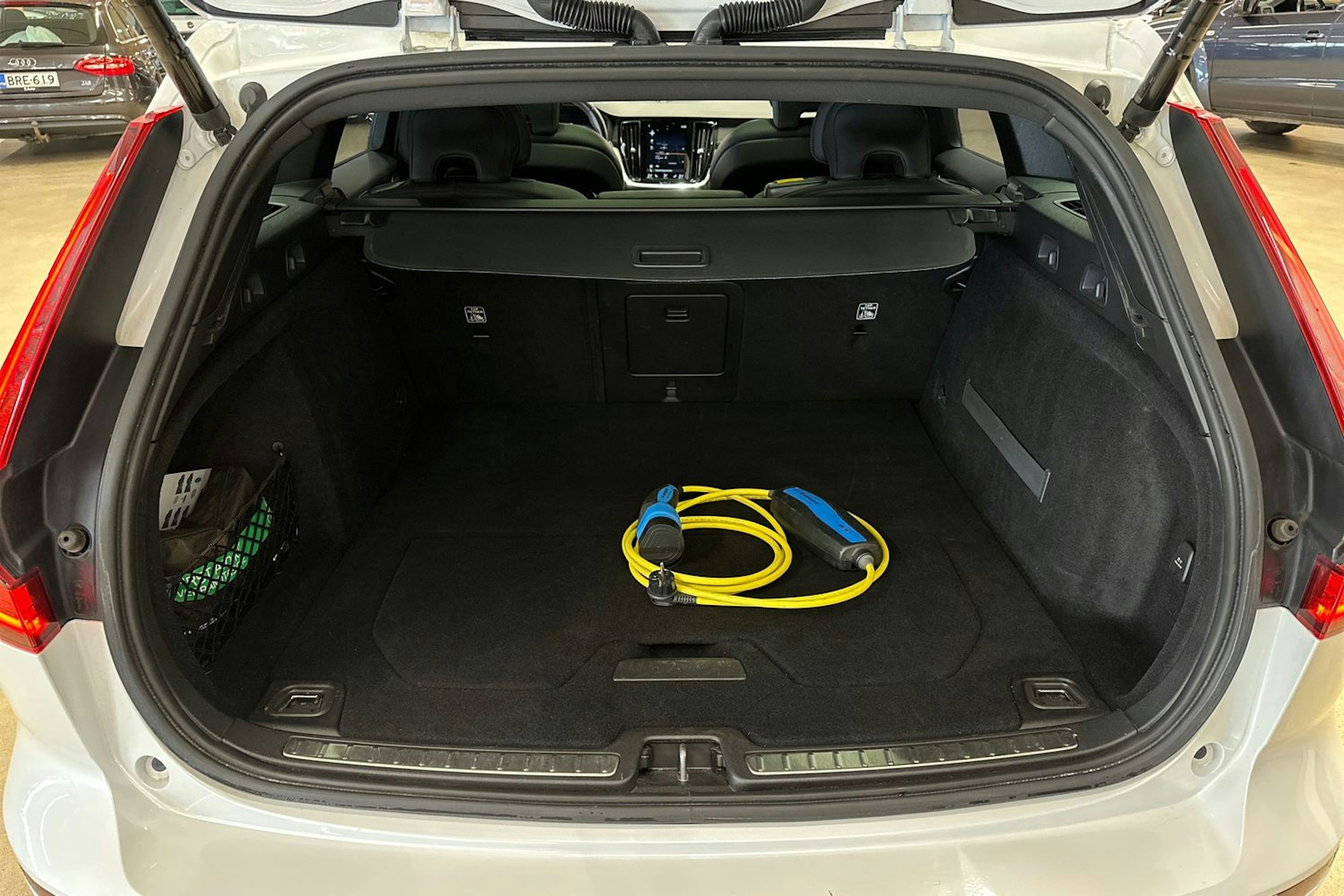 valkoinen Volvo V60 2020 kuva 36.