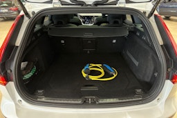 valkoinen Volvo V60 2020 kuva 36.