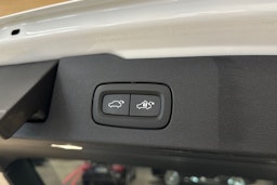 valkoinen Volvo V60 2020 kuva 37.