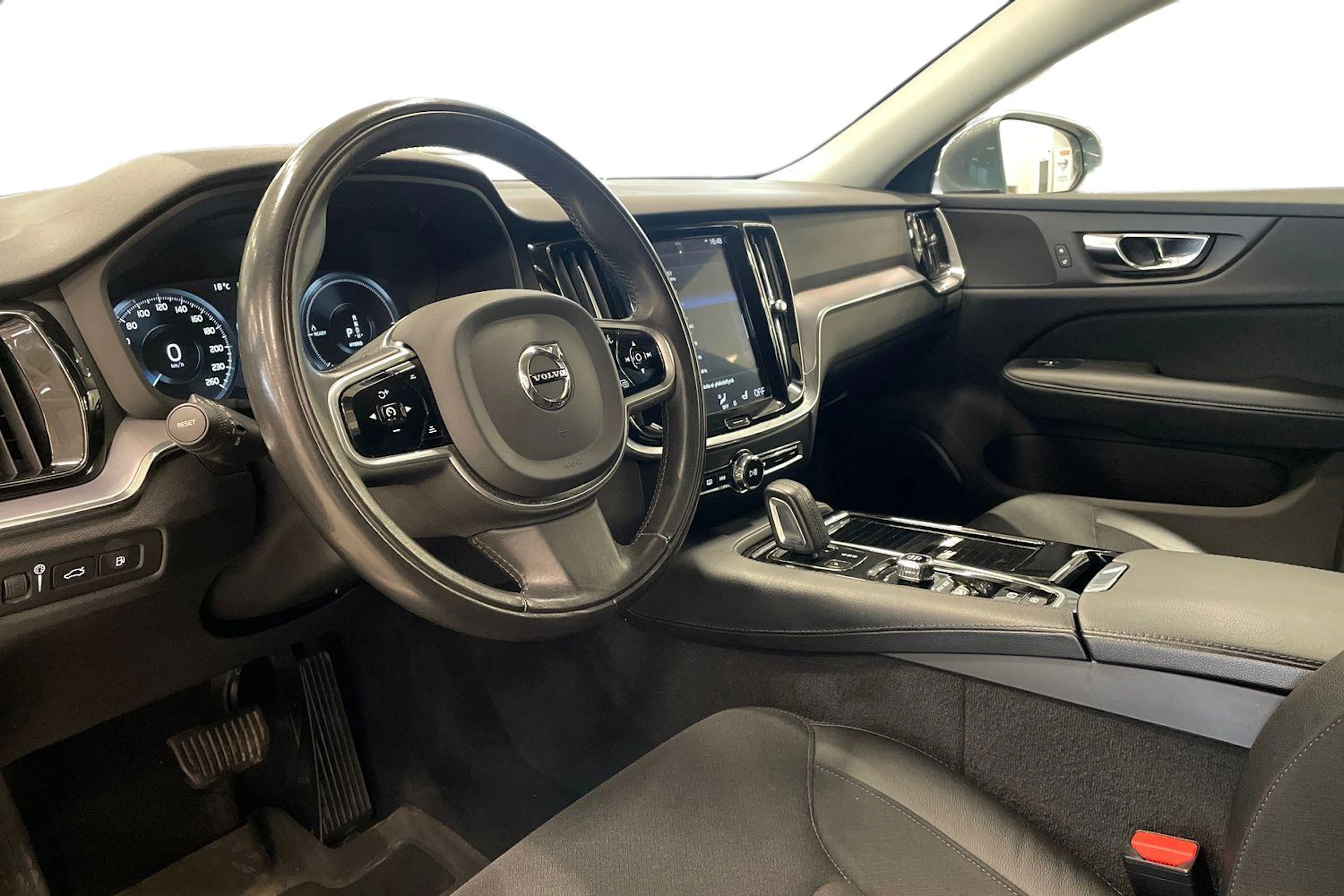 harmaa Volvo V60 2020 kuva 6.