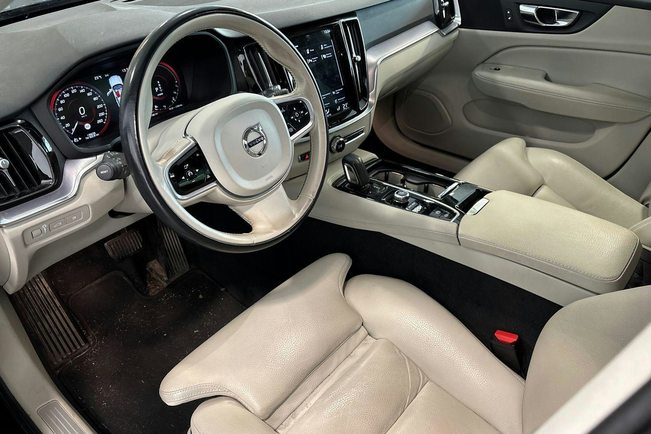 musta Volvo V60 2020 kuva 3.