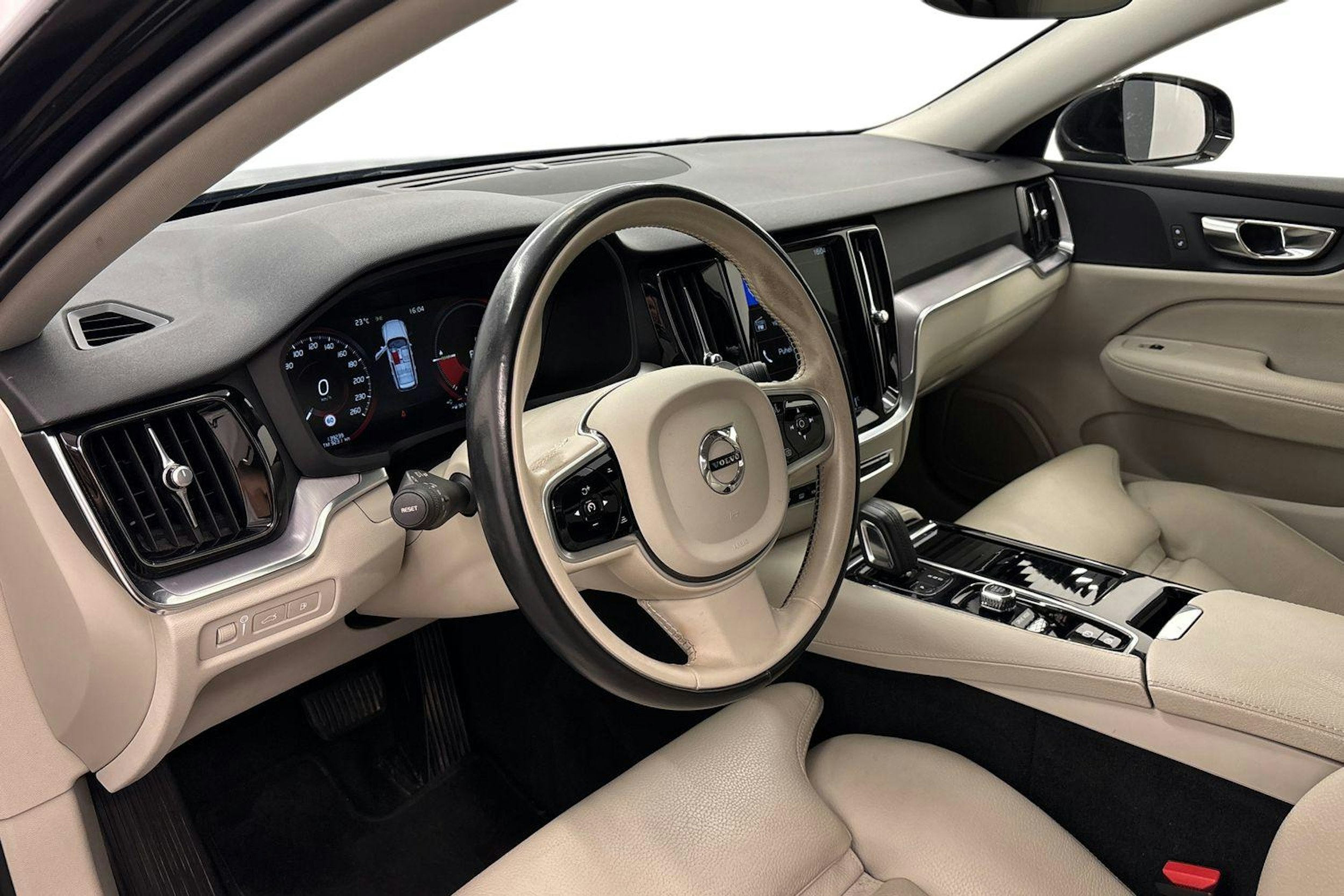 Musta Volvo V60 2020 kuva 7.