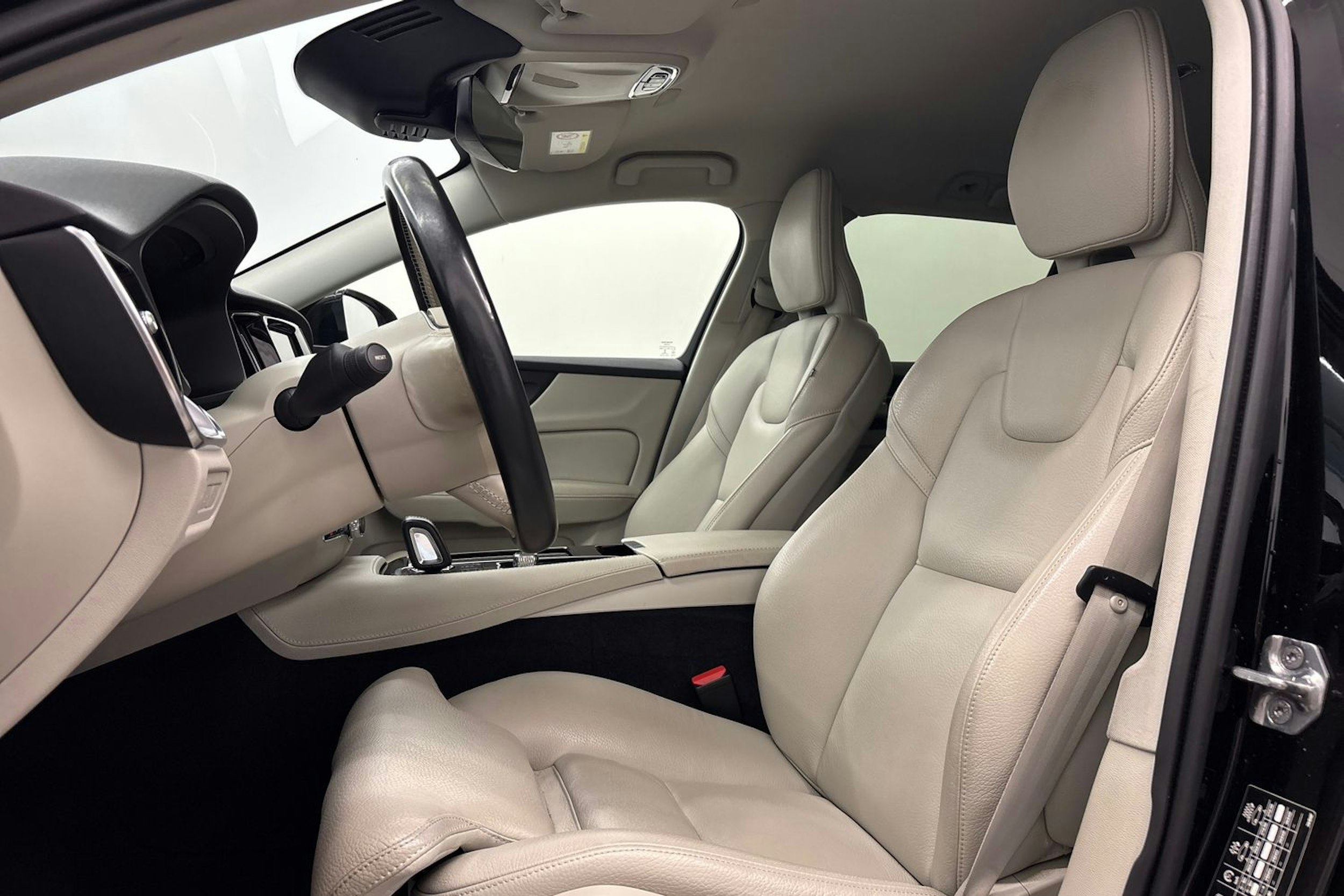 Musta Volvo V60 2020 kuva 14.