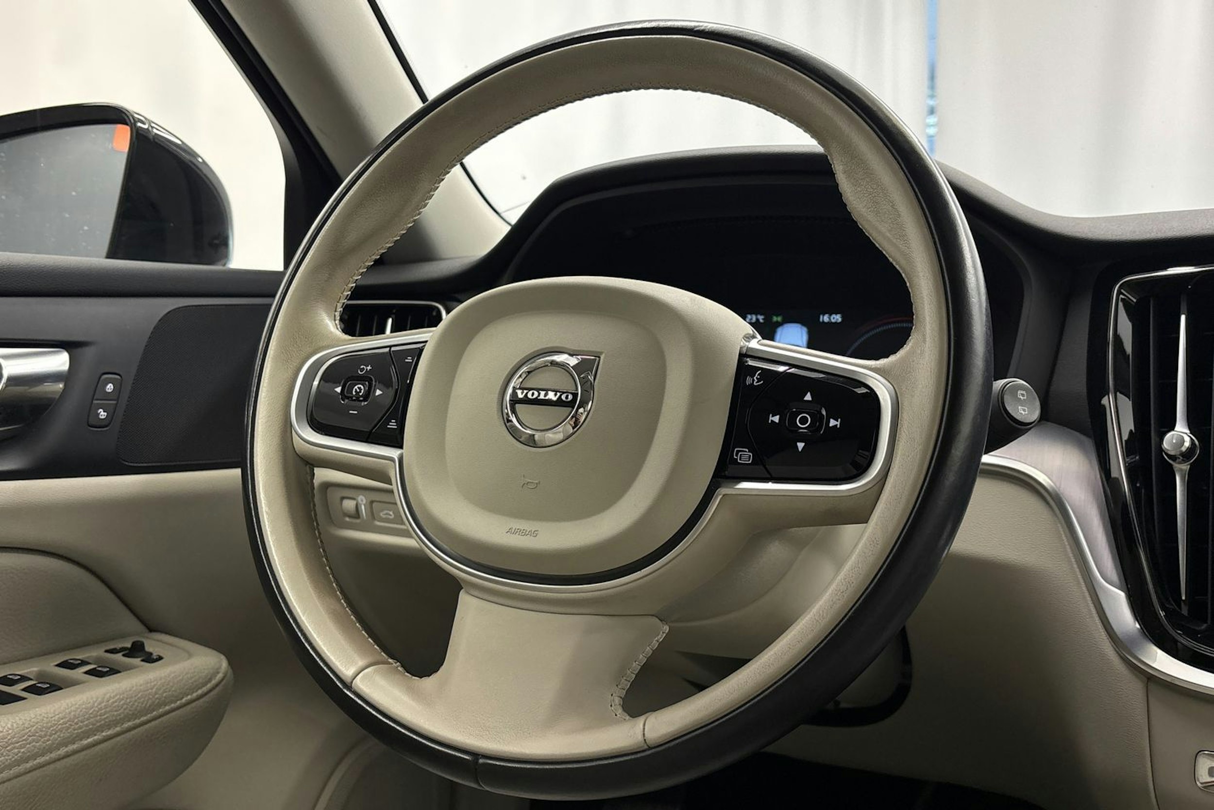 Musta Volvo V60 2020 kuva 16.