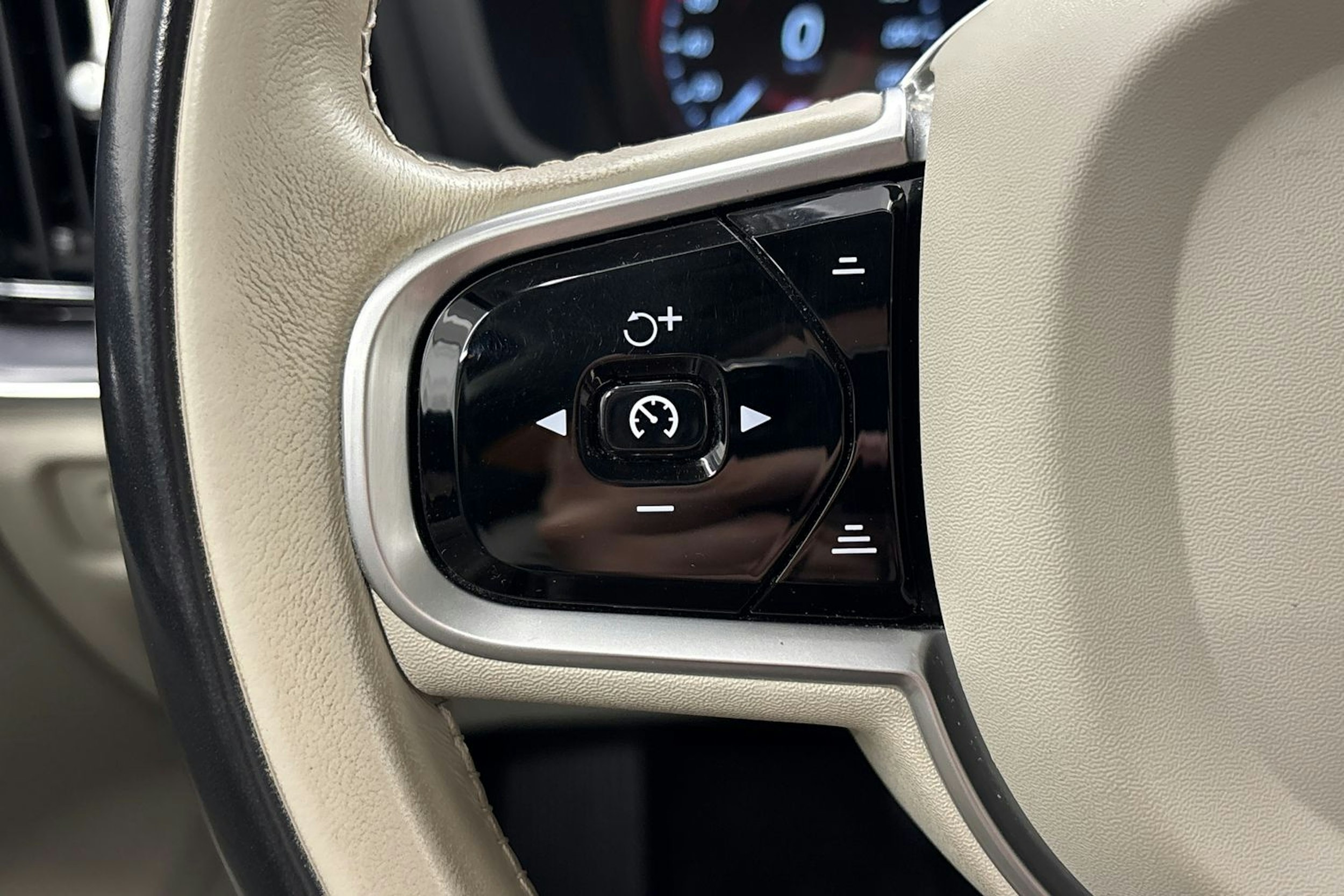 Musta Volvo V60 2020 kuva 17.