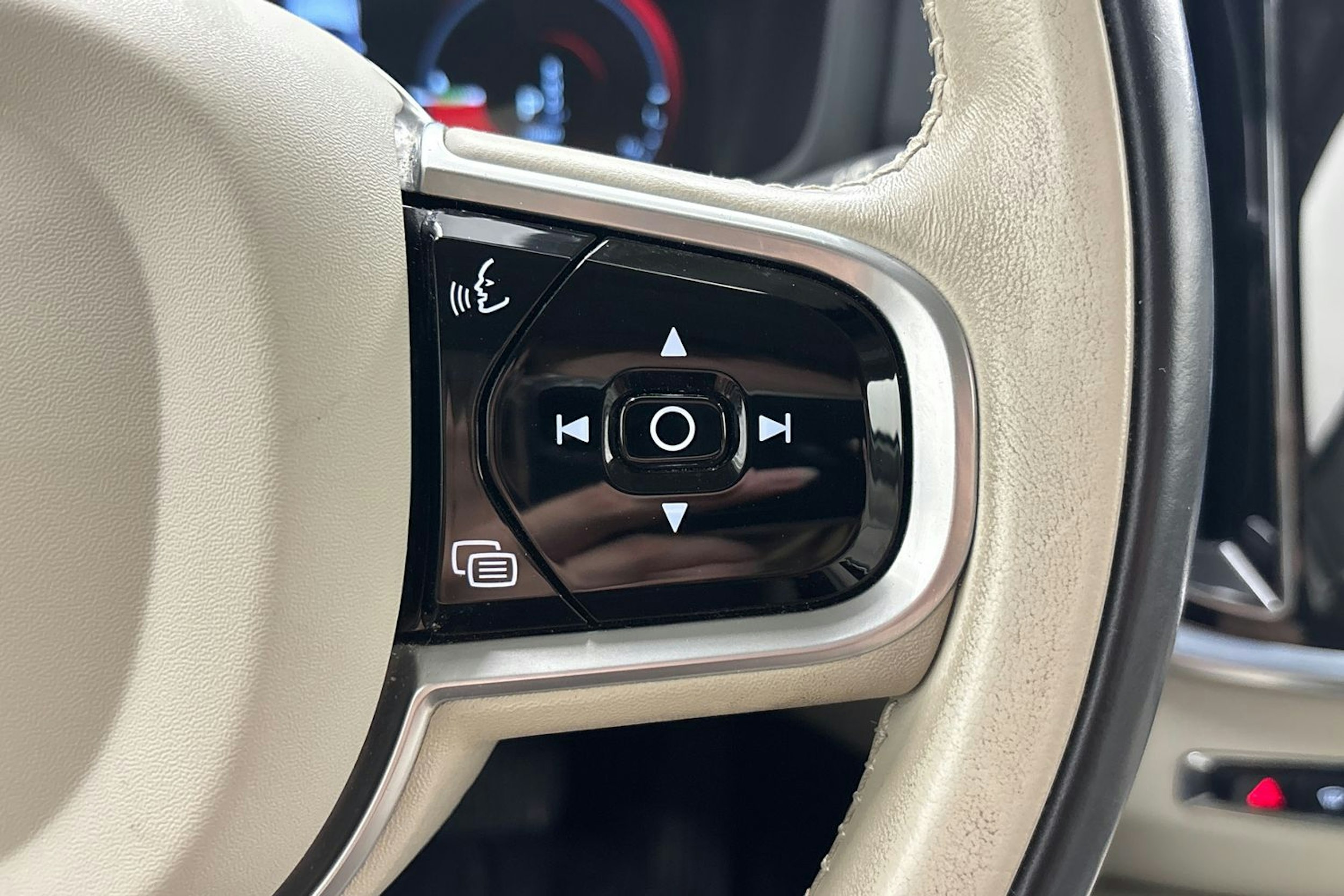 Musta Volvo V60 2020 kuva 18.