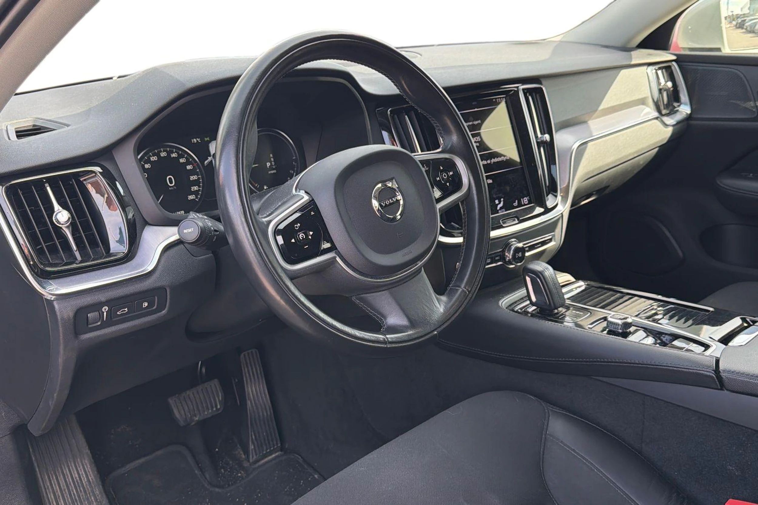 harmaa Volvo V60 2021 kuva 3.