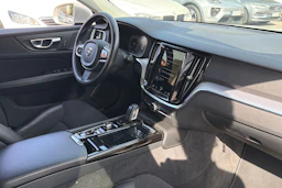 harmaa Volvo V60 2021 kuva 5.