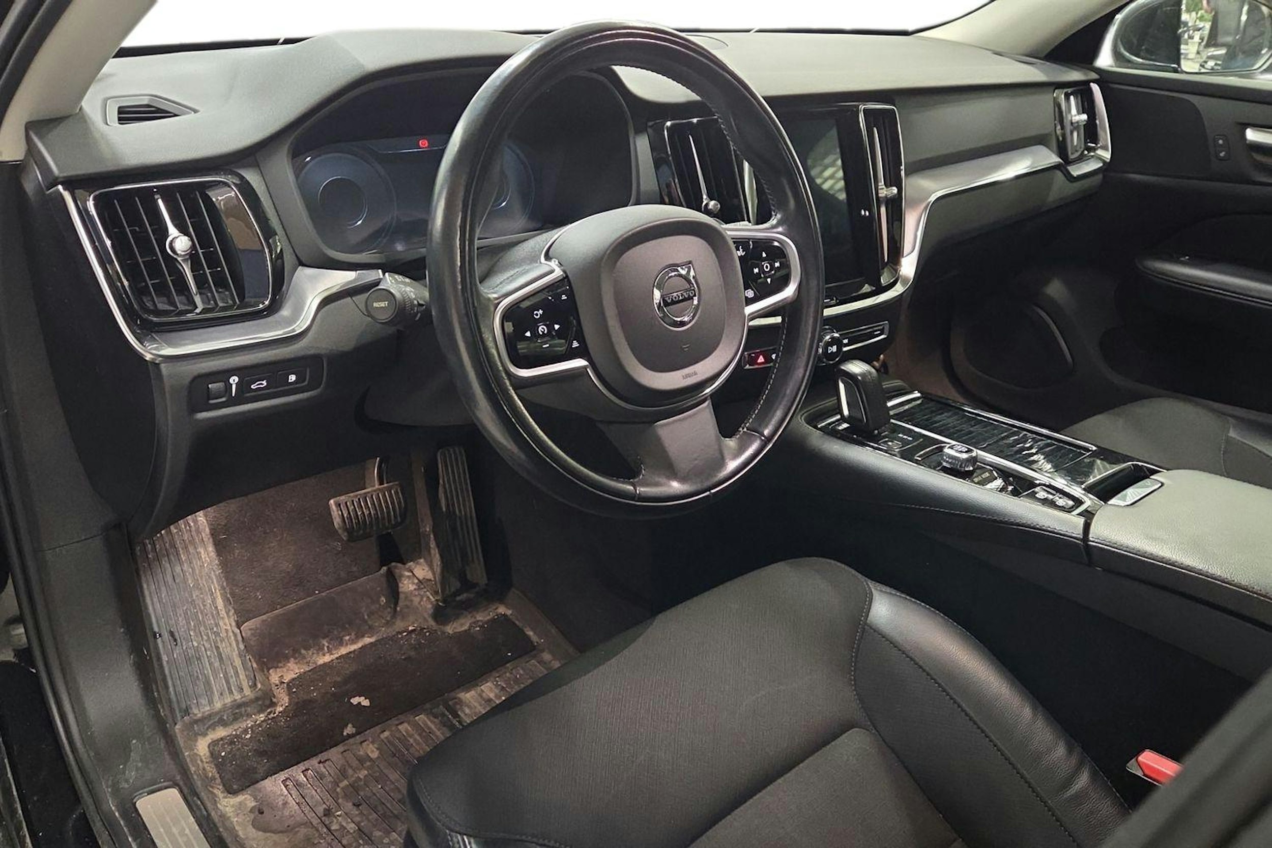 musta Volvo V60 2020 kuva 3.