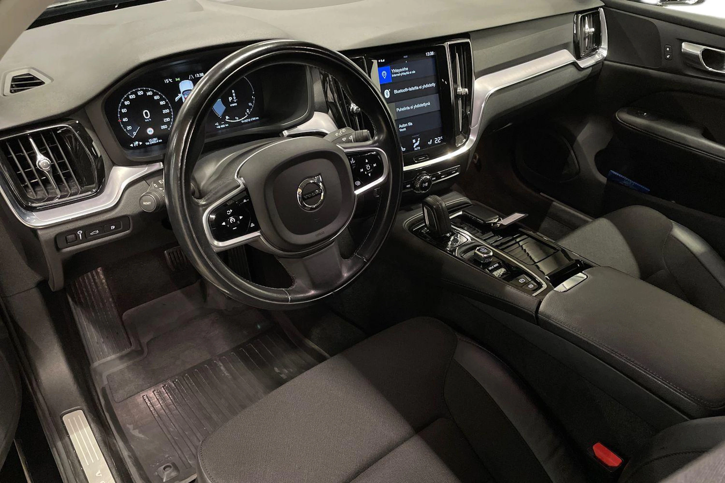 musta Volvo V60 2020 kuva 6.