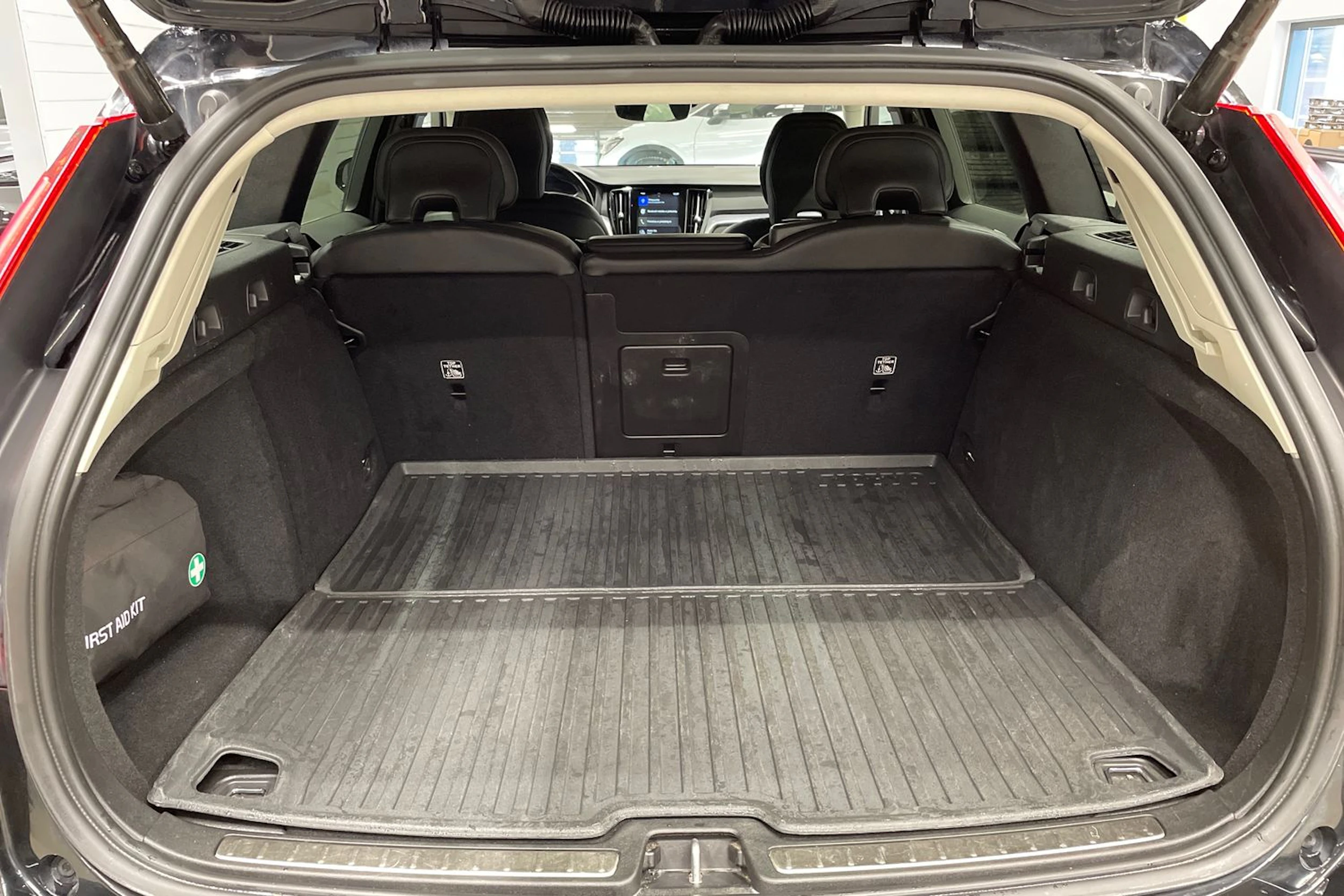 musta Volvo V60 2020 kuva 11.