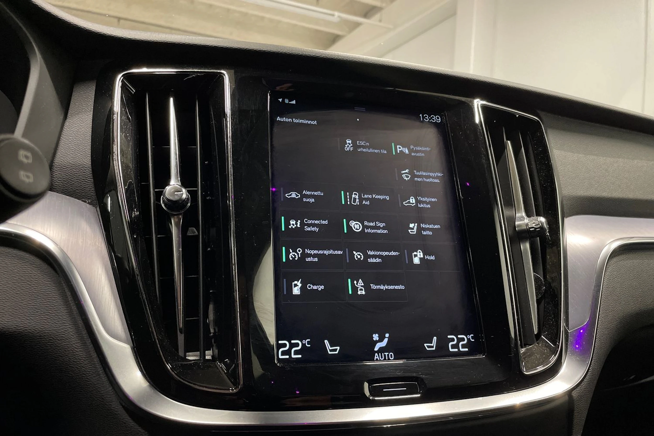 musta Volvo V60 2020 kuva 14.