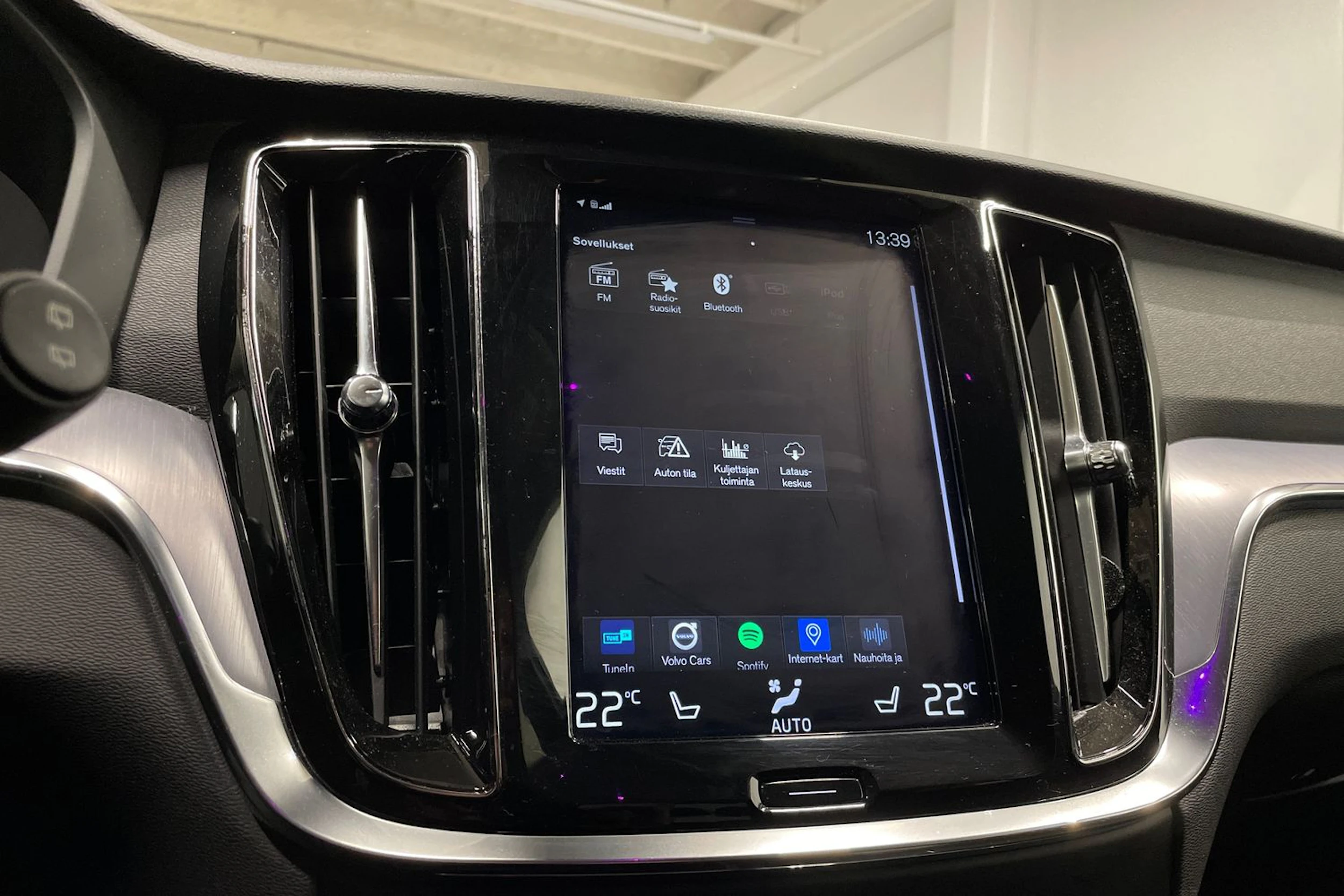 musta Volvo V60 2020 kuva 15.
