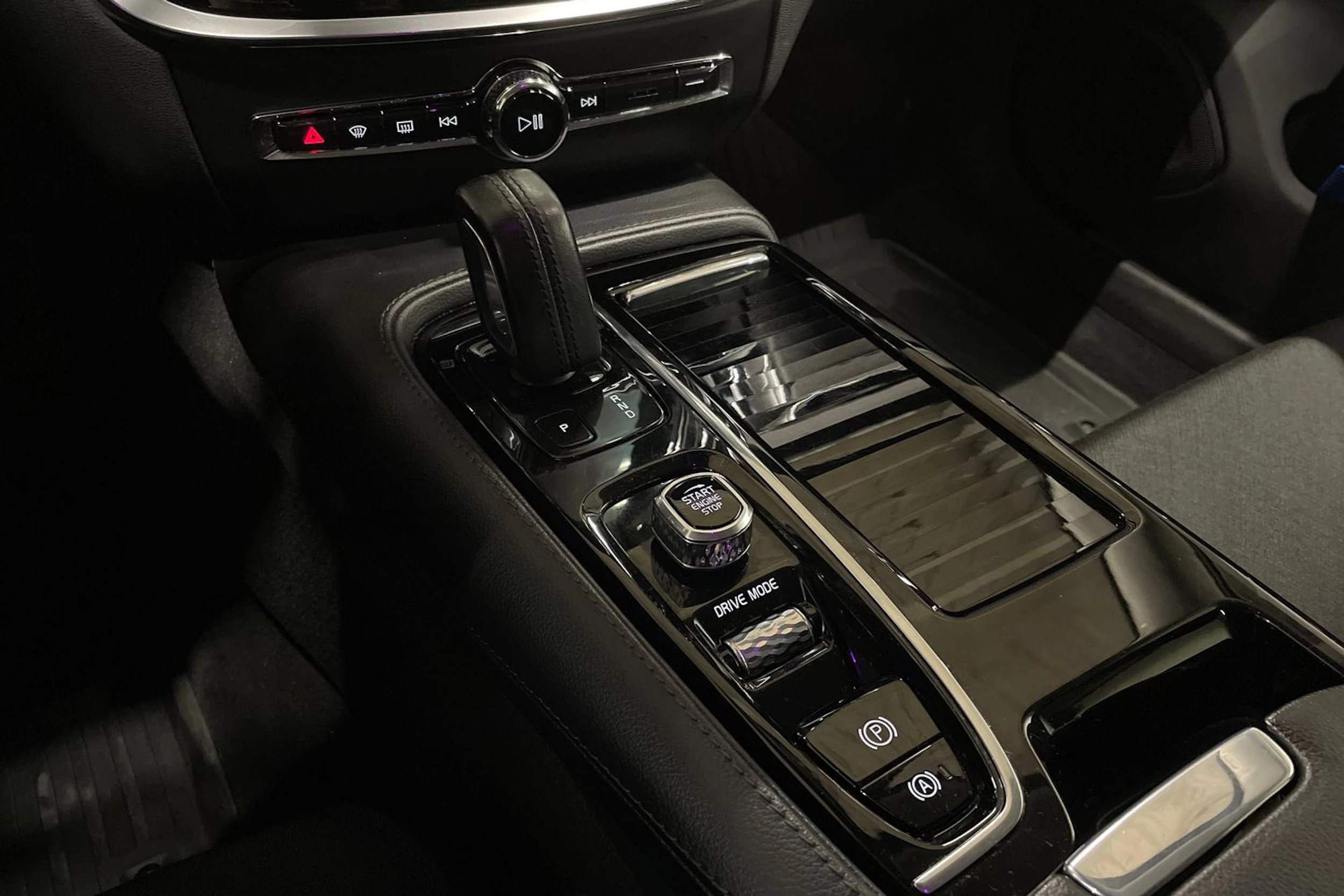 musta Volvo V60 2020 kuva 16.