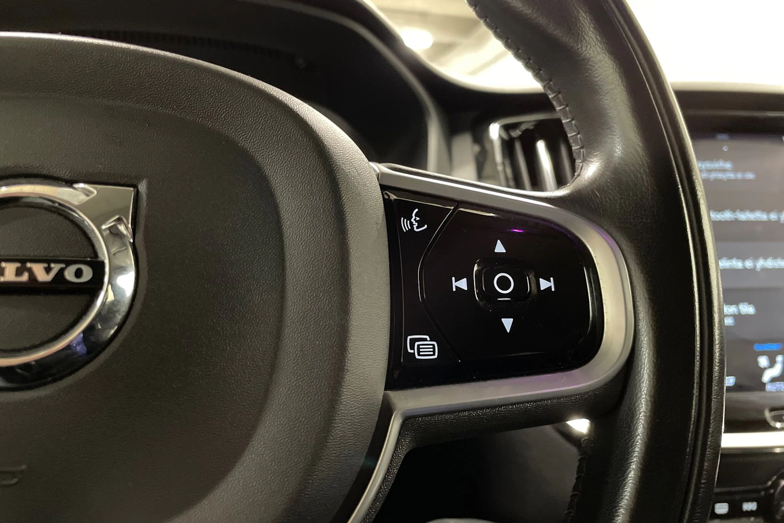 musta Volvo V60 2020 kuva 19.