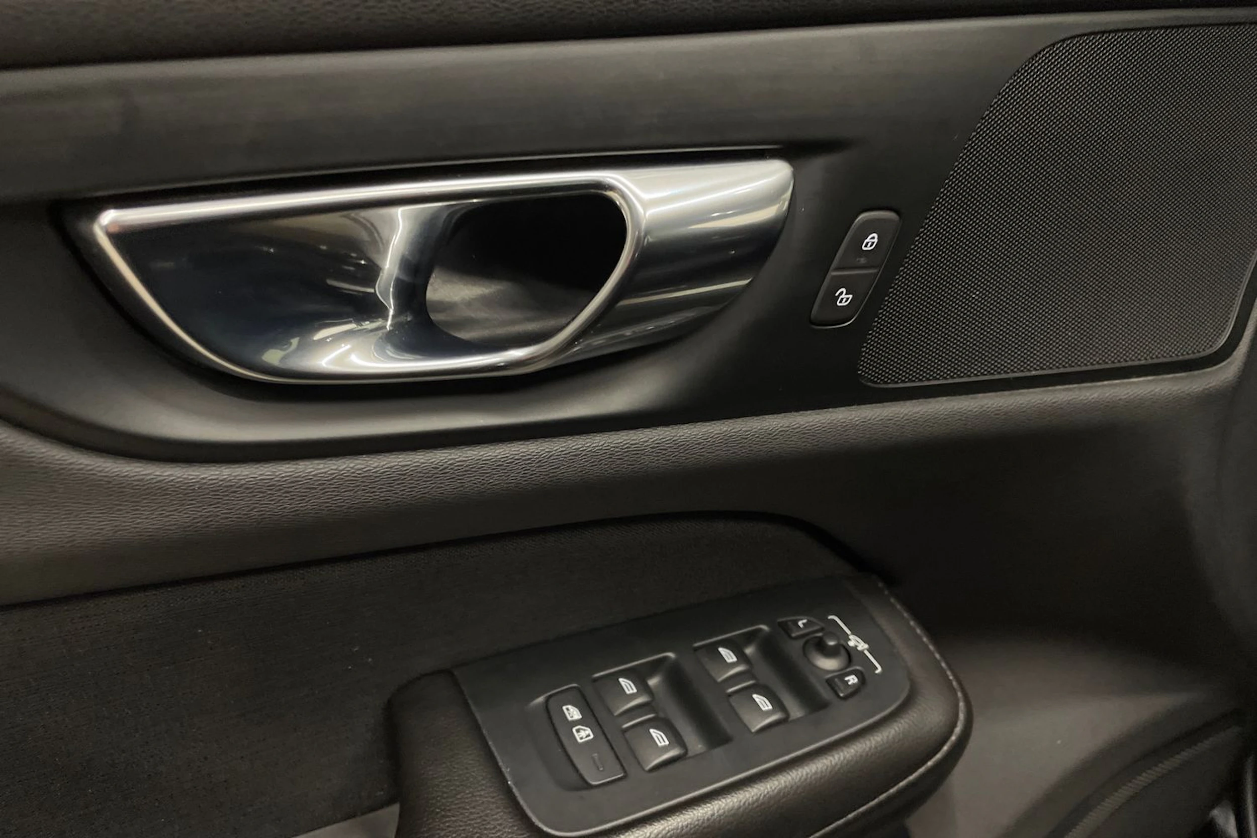 musta Volvo V60 2020 kuva 20.