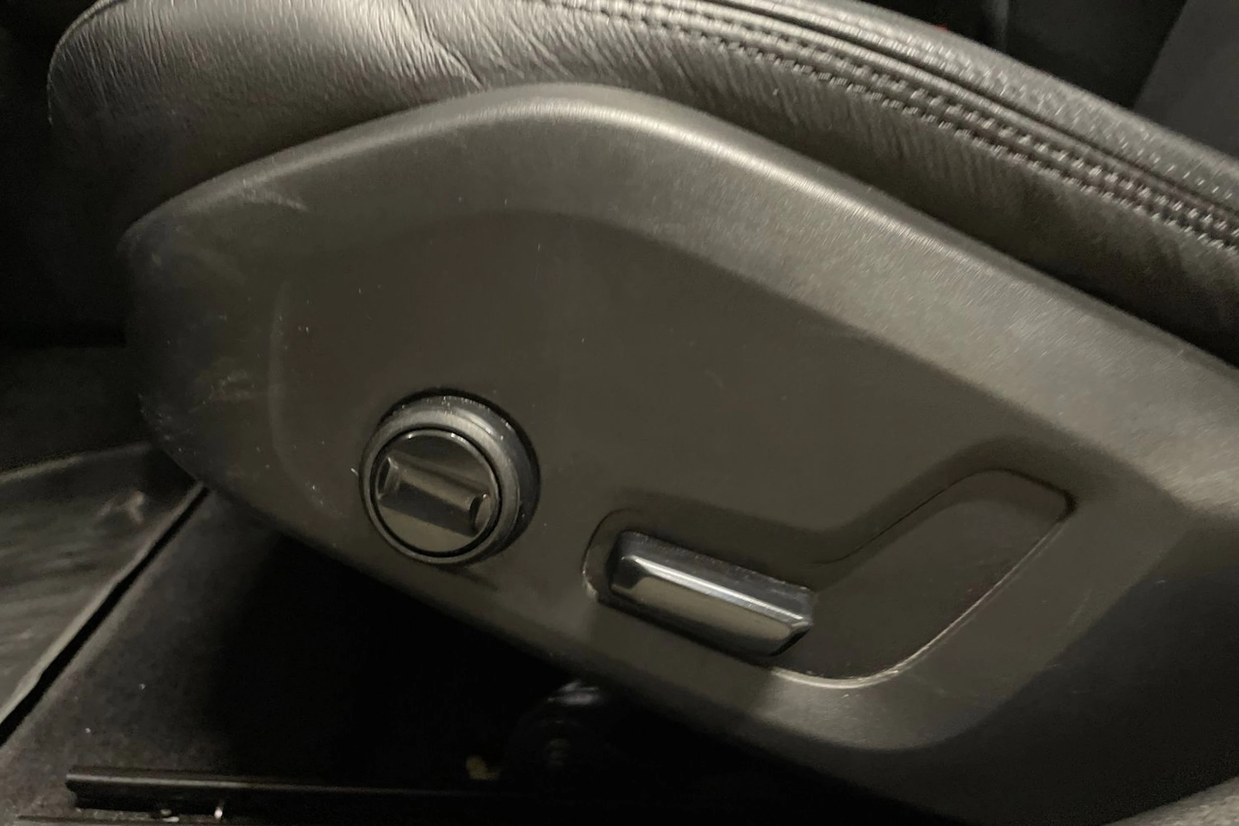 musta Volvo V60 2020 kuva 21.