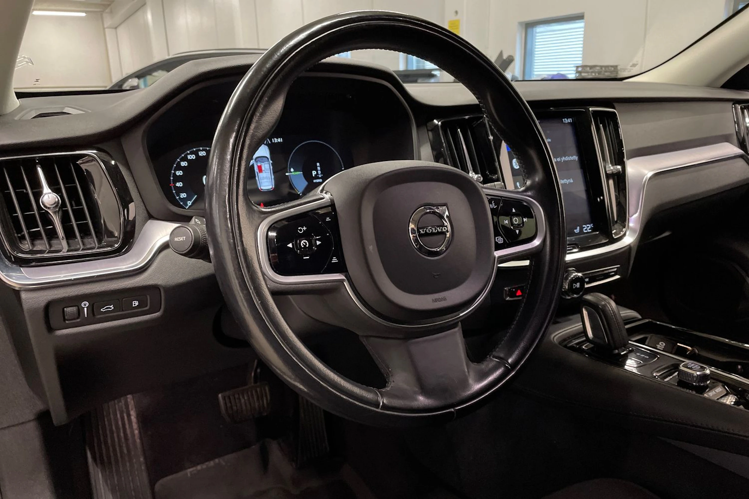 musta Volvo V60 2020 kuva 22.