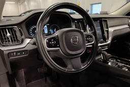 musta Volvo V60 2020 kuva 22.