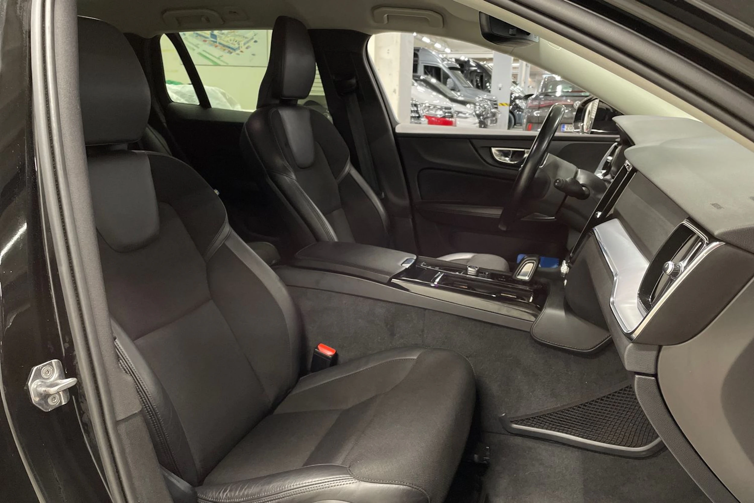 musta Volvo V60 2020 kuva 23.